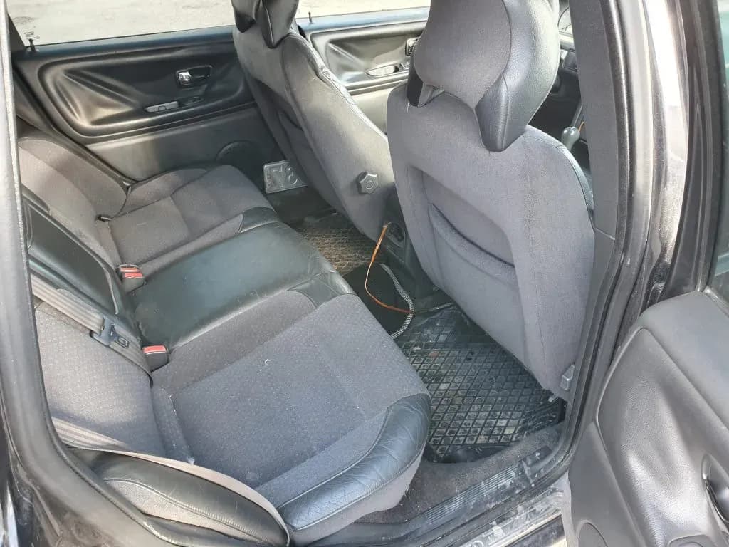 Foto van de gedemonteerde auto 5