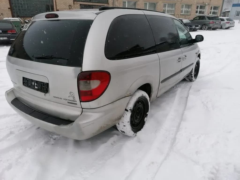Foto van de gedemonteerde auto 5