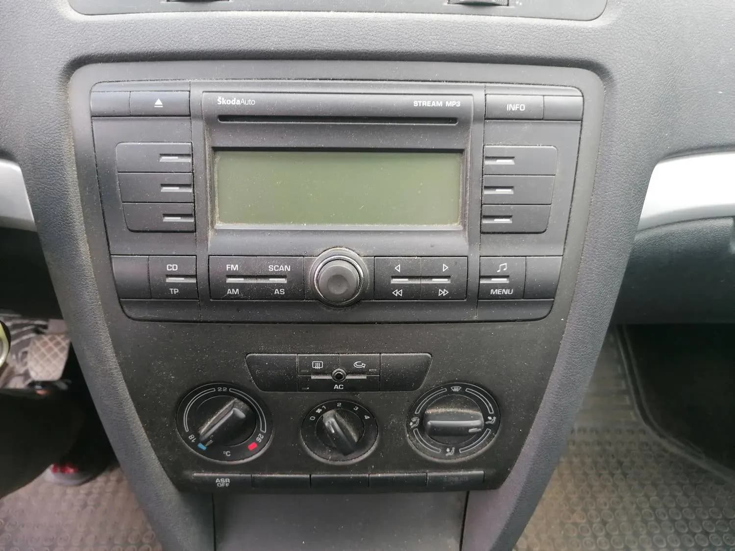 Foto van de gedemonteerde auto 5