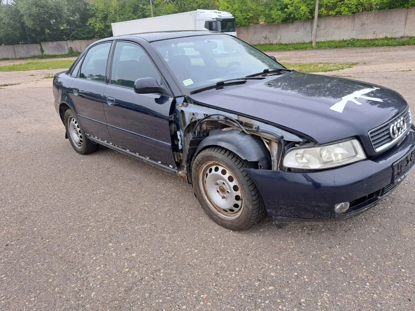 Foto van de gedemonteerde auto 5