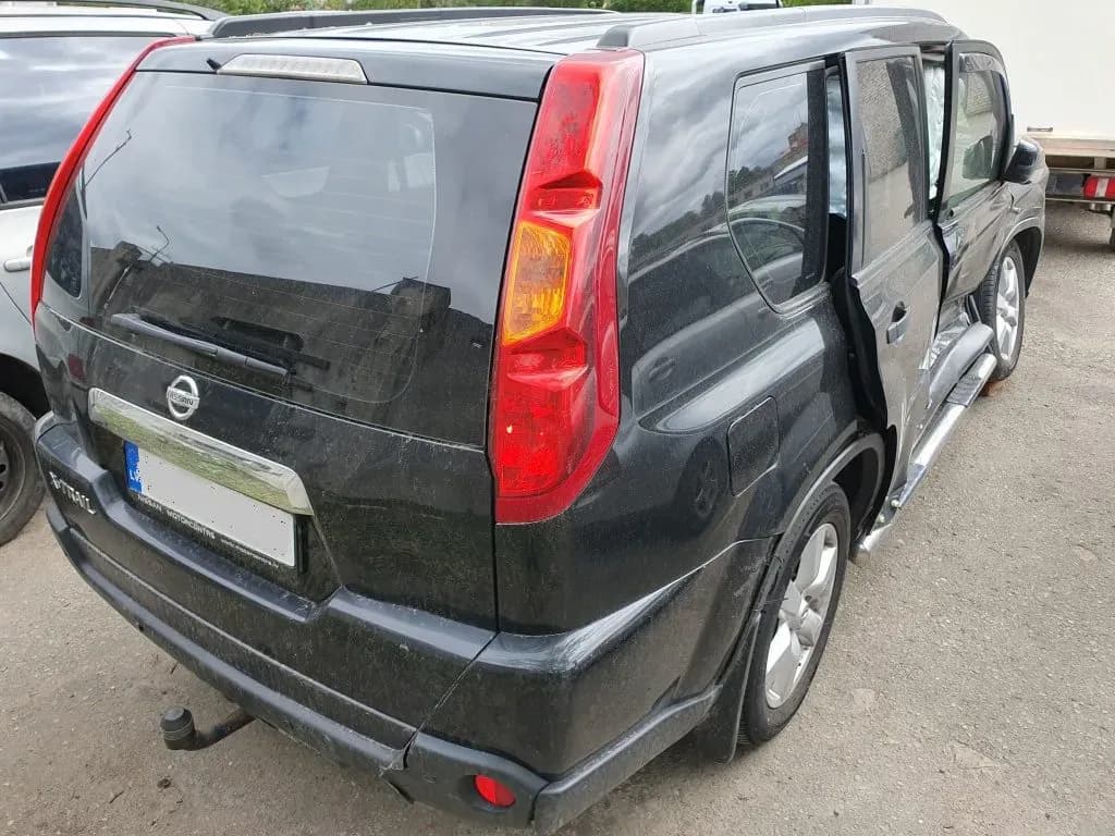 Foto van de gedemonteerde auto 3