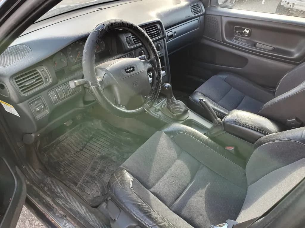 Foto van de gedemonteerde auto 4