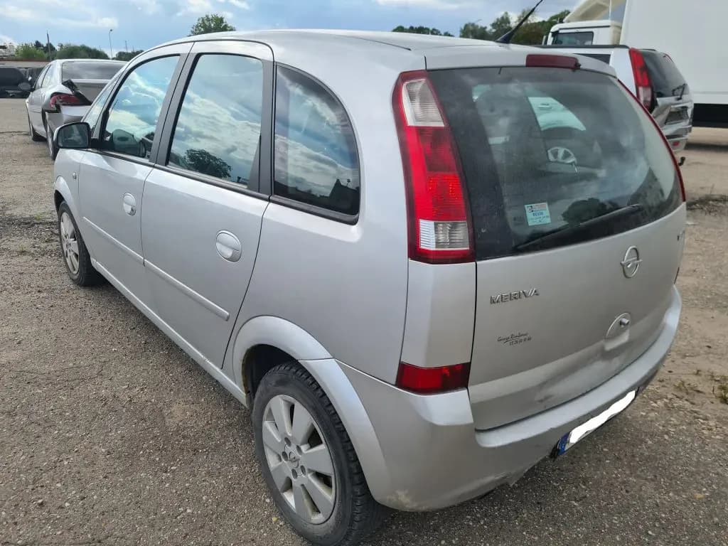 Foto van de gedemonteerde auto 3
