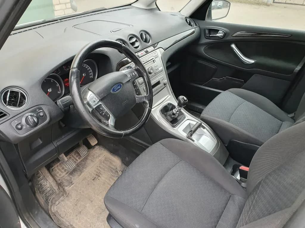 Foto van de gedemonteerde auto 5