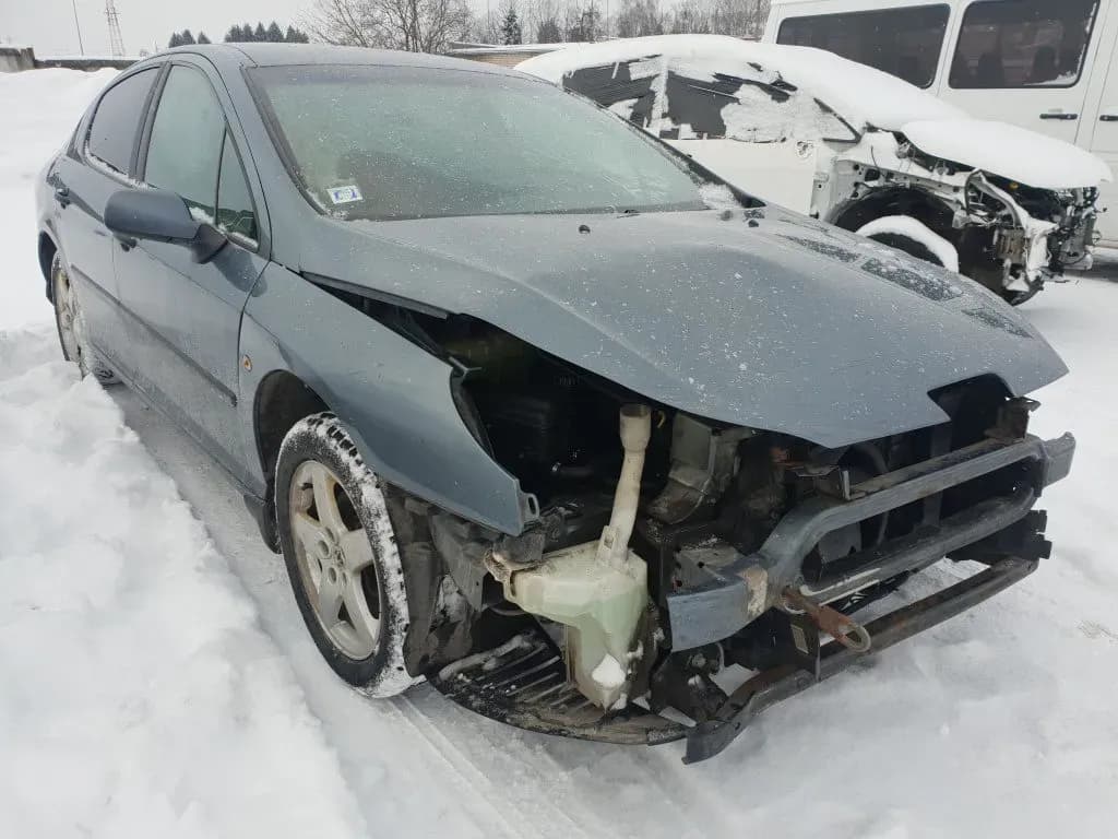 Foto van de gedemonteerde auto 4