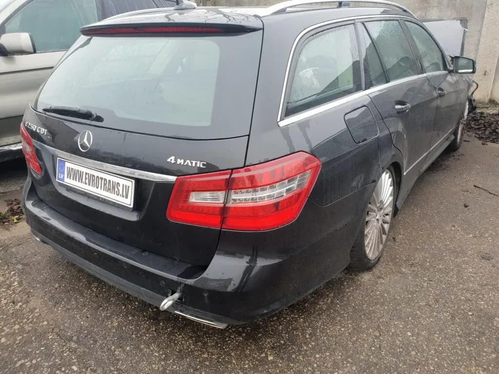 Foto van de gedemonteerde auto 1