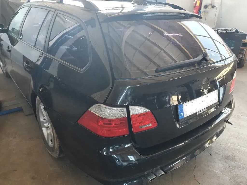 Foto van de gedemonteerde auto 1
