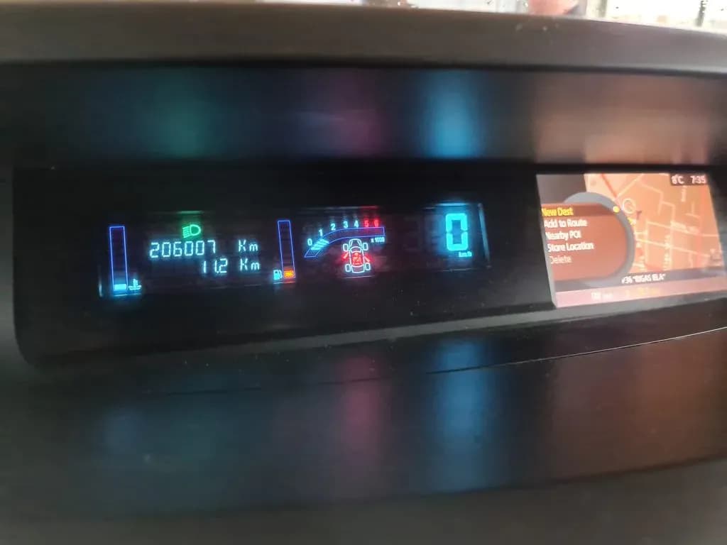 Foto van de gedemonteerde auto 5