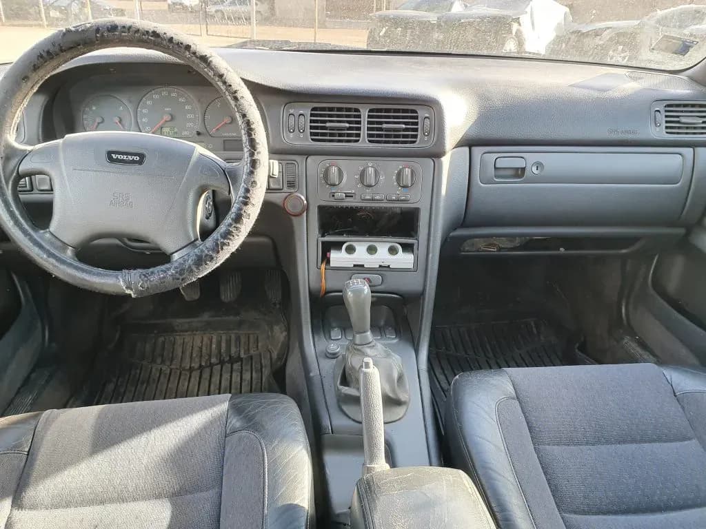 Foto van de gedemonteerde auto 3