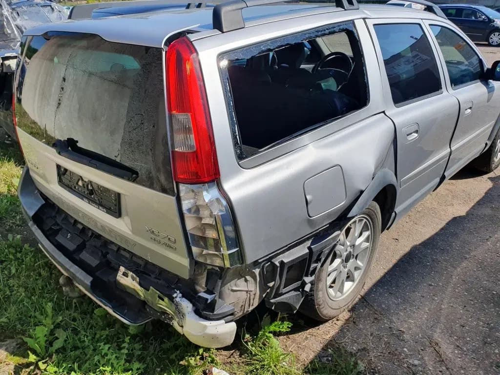 Foto van de gedemonteerde auto 3