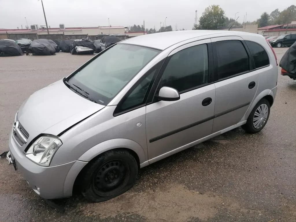 Foto van de gedemonteerde auto 5