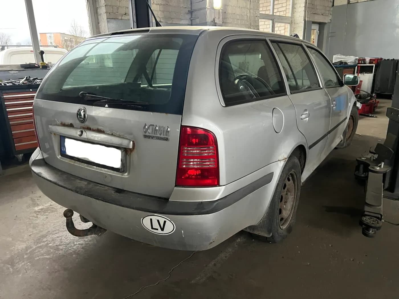 Foto van de gedemonteerde auto 3
