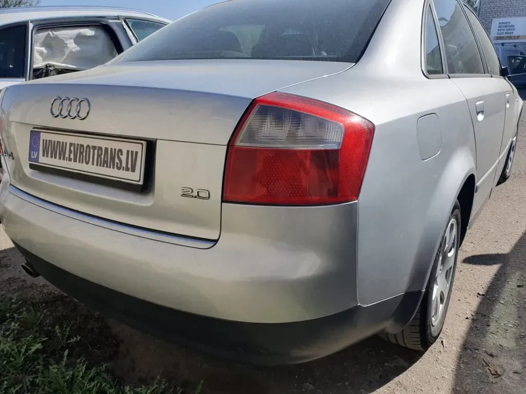 Foto van de gedemonteerde auto 4