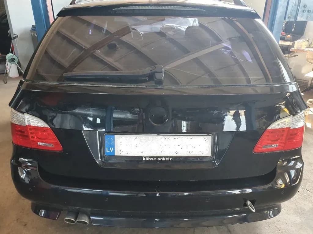 Foto van de gedemonteerde auto 3