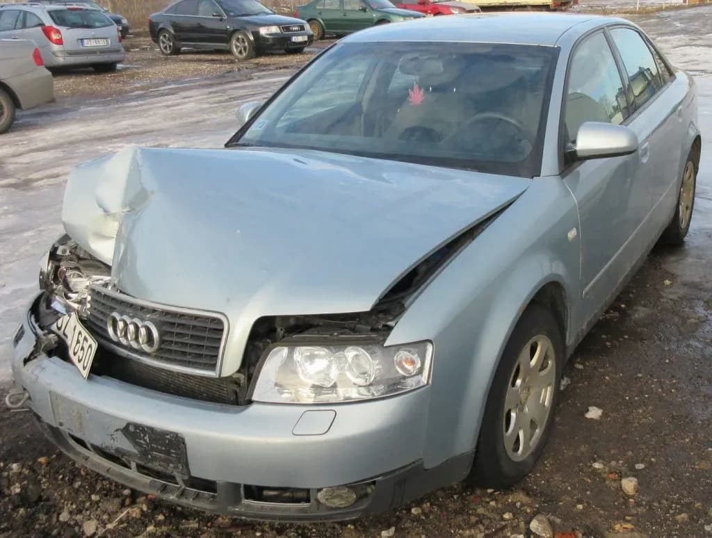 Foto van de gedemonteerde auto 3