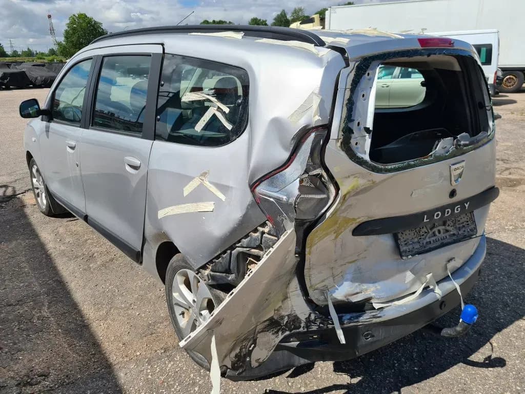 Foto van de gedemonteerde auto 2