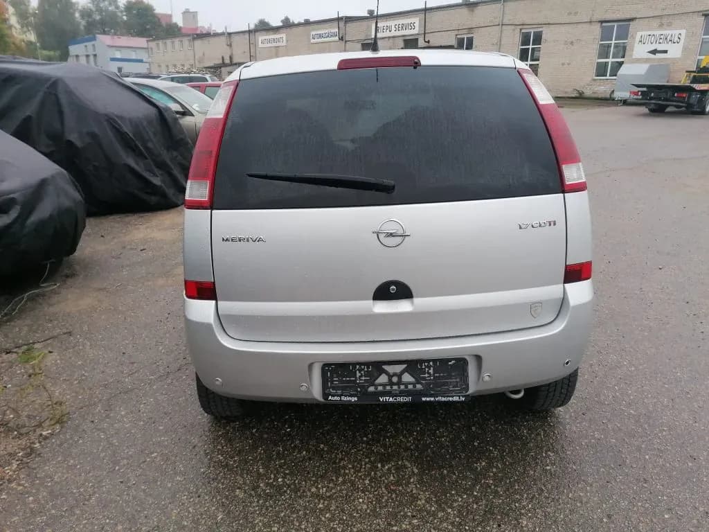 Foto van de gedemonteerde auto 4