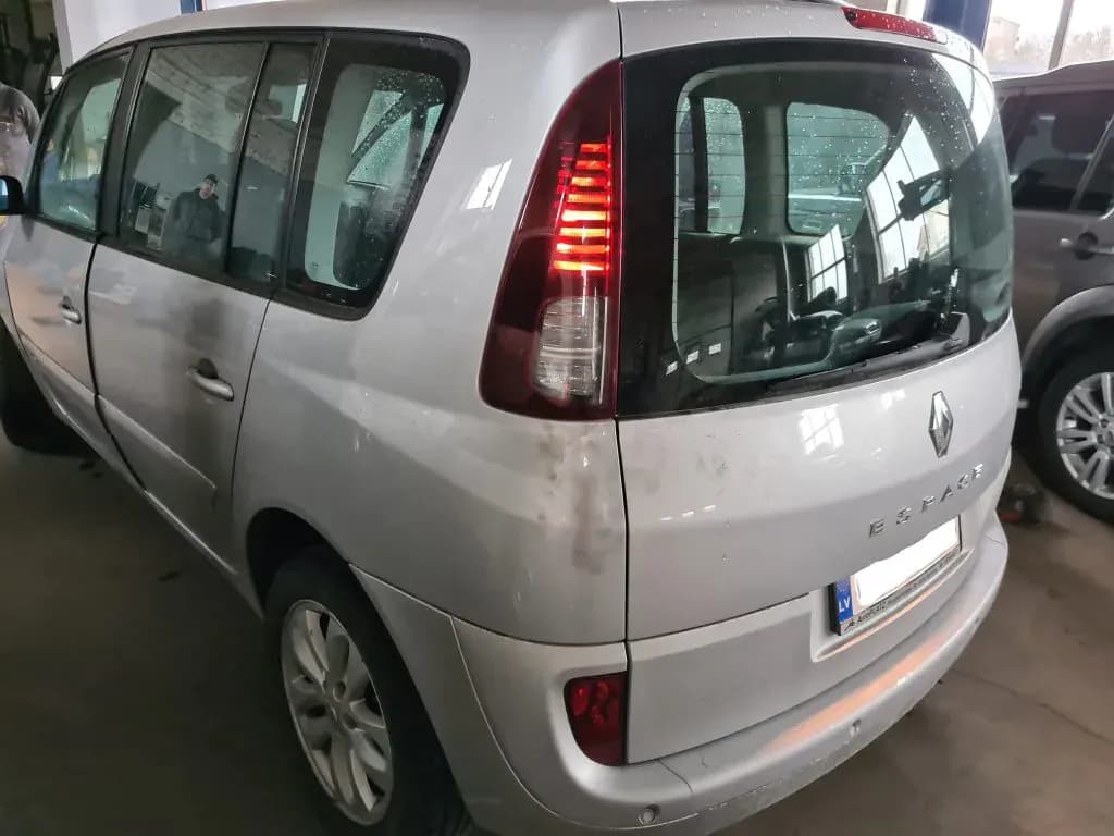 Foto van de gedemonteerde auto 3