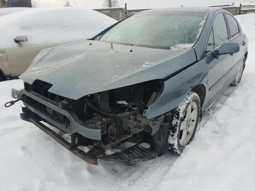 Foto van de gedemonteerde auto 3