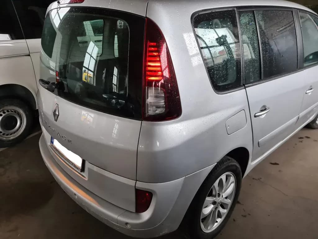 Foto van de gedemonteerde auto 4