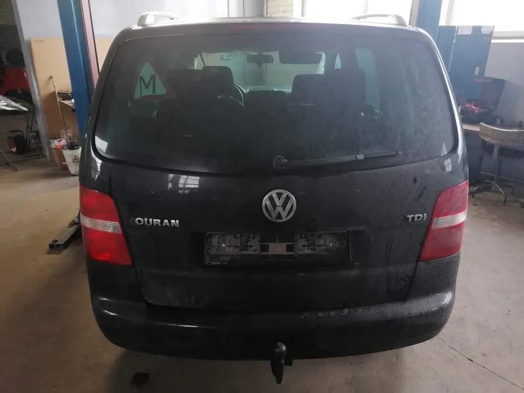 Foto van de gedemonteerde auto 5