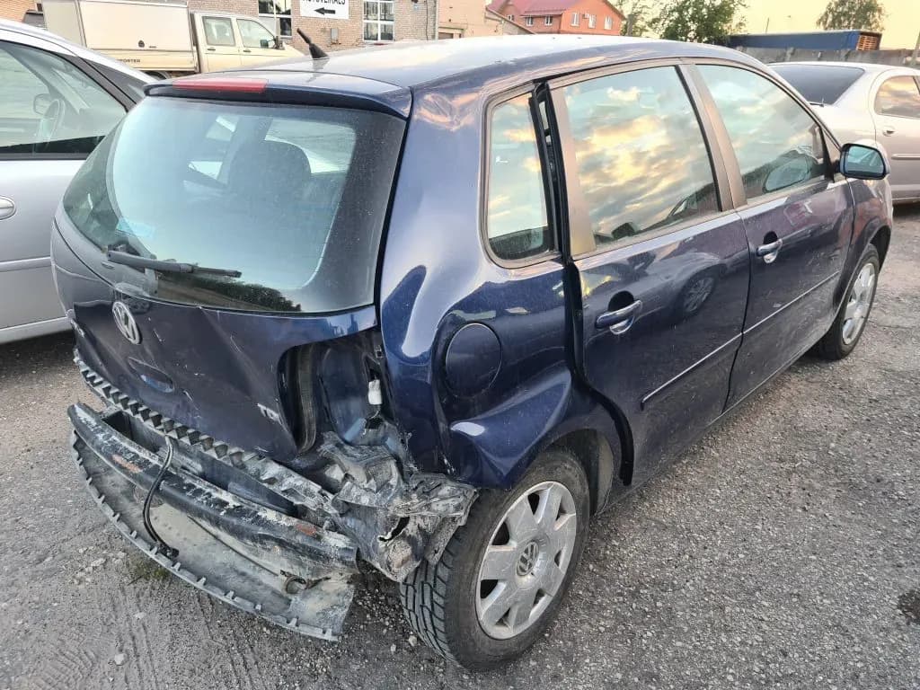 Foto van de gedemonteerde auto 3