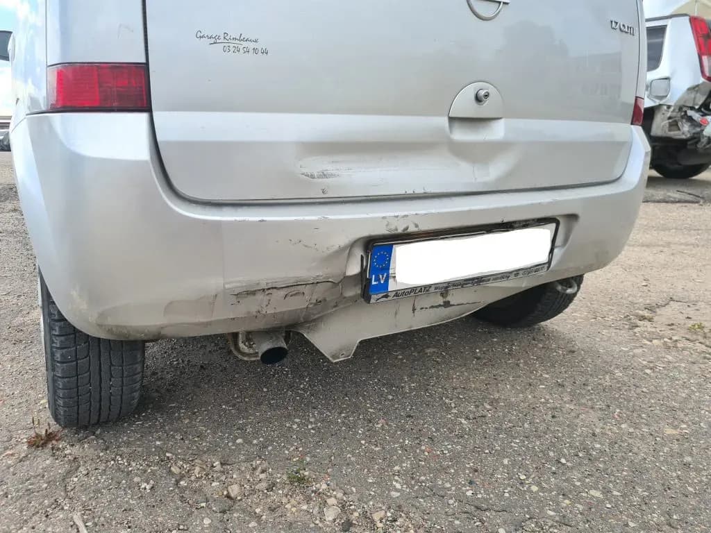 Foto van de gedemonteerde auto 5