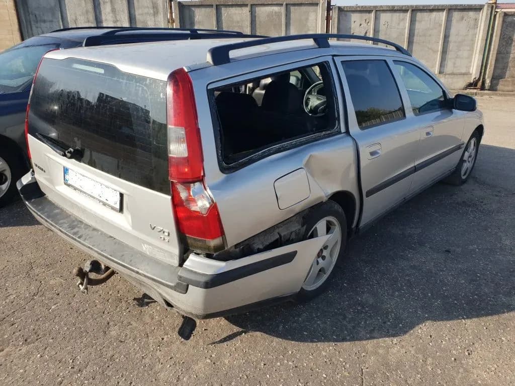 Foto van de gedemonteerde auto 4