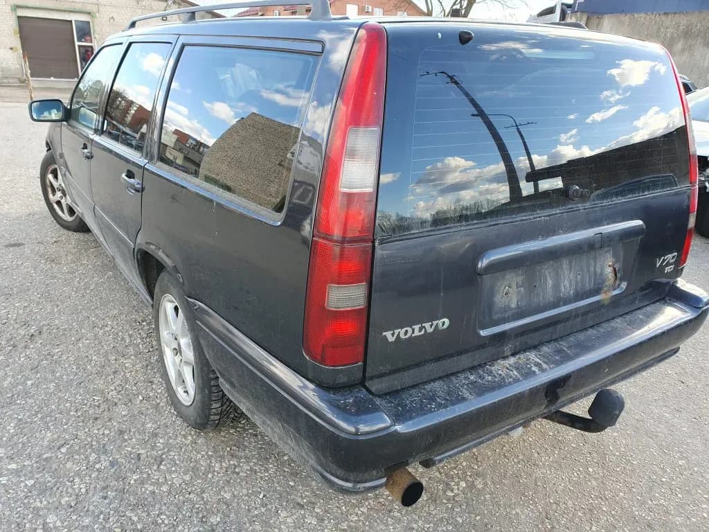 Foto van de gedemonteerde auto 2