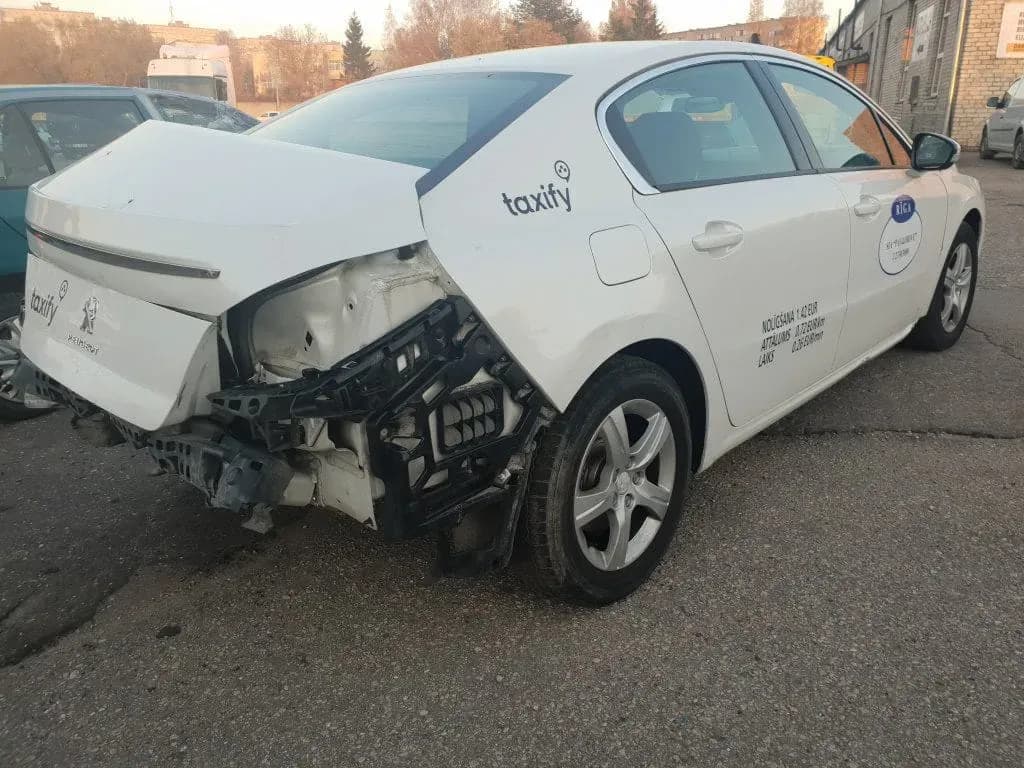 Foto van de gedemonteerde auto 4