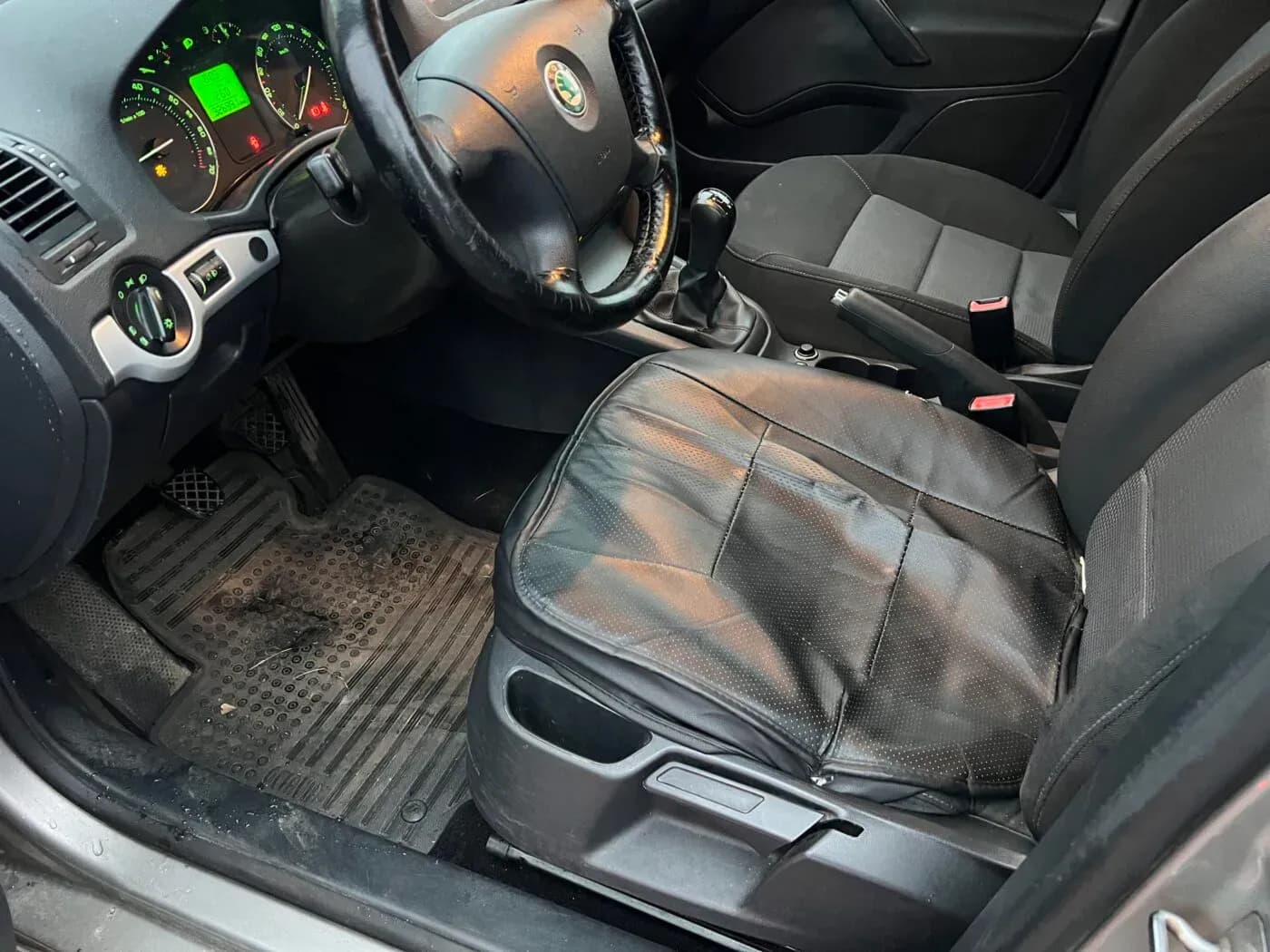 Foto van de gedemonteerde auto 3