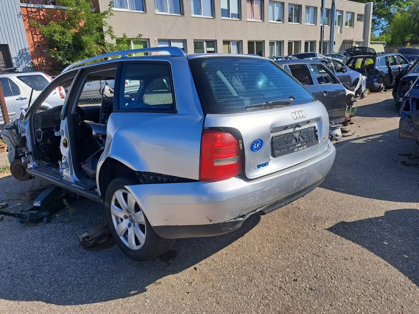 Foto van de gedemonteerde auto 2