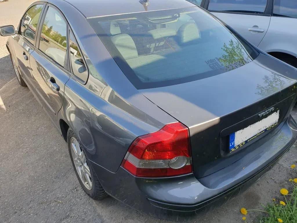 Foto van de gedemonteerde auto 4
