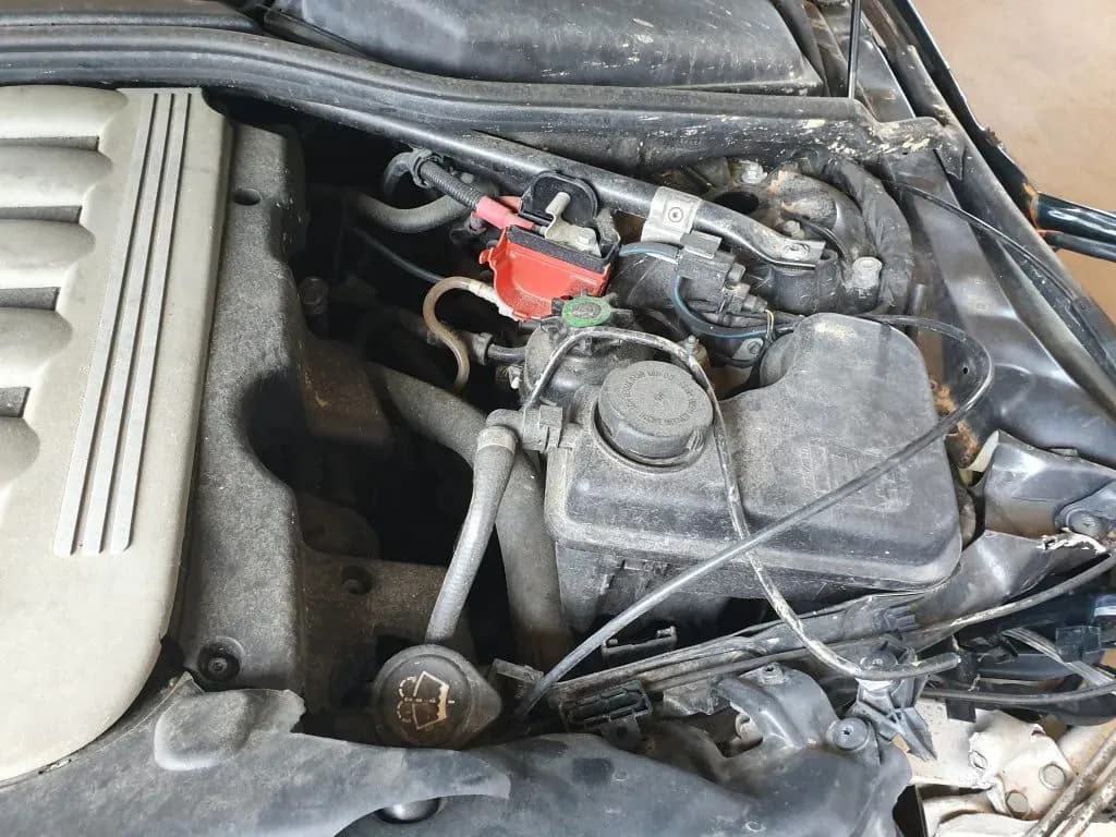Foto van de gedemonteerde auto 5
