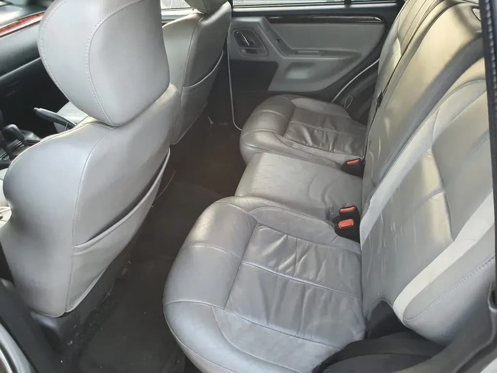 Foto van de gedemonteerde auto 2