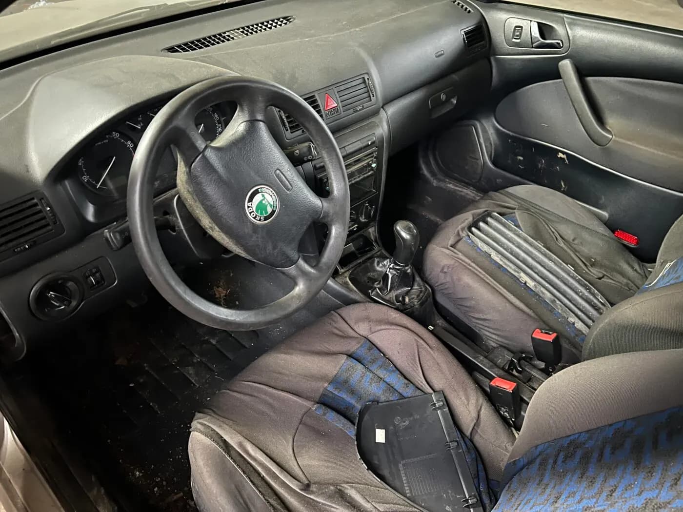 Foto van de gedemonteerde auto 5