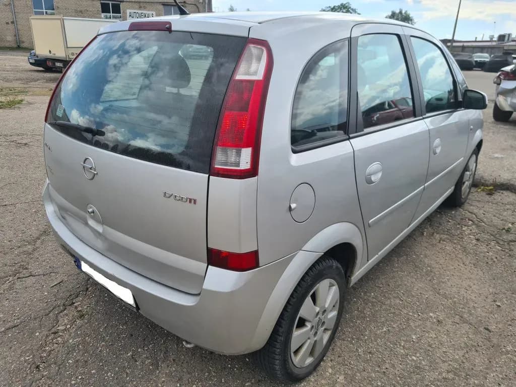 Foto van de gedemonteerde auto 4