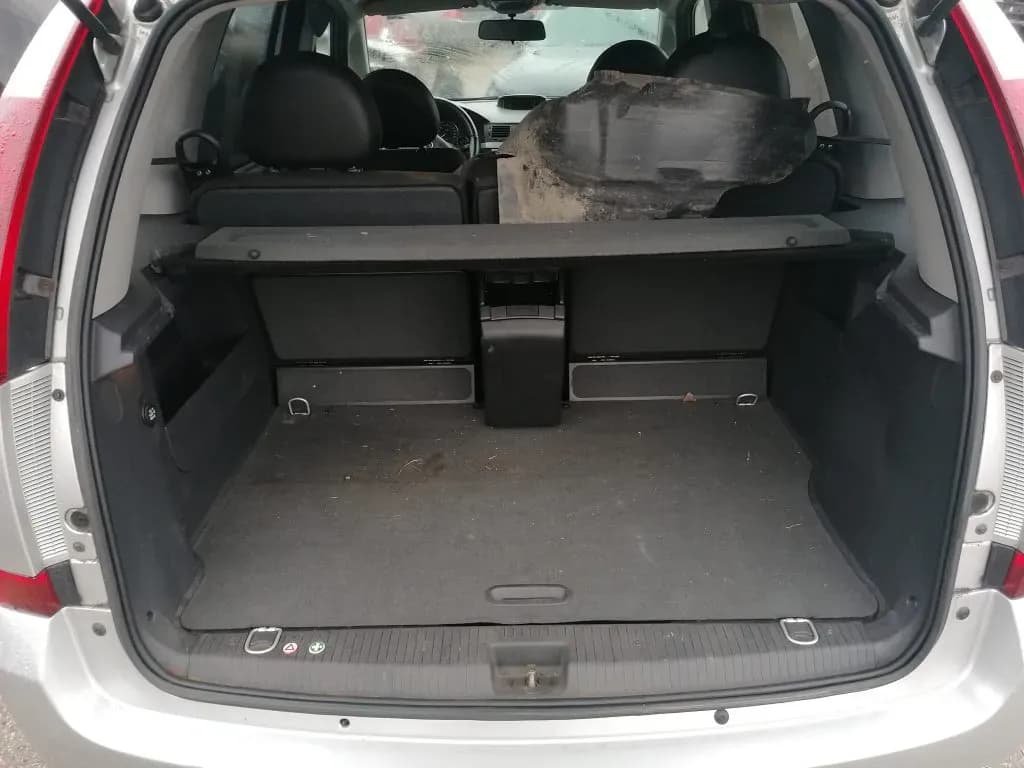 Foto van de gedemonteerde auto 3