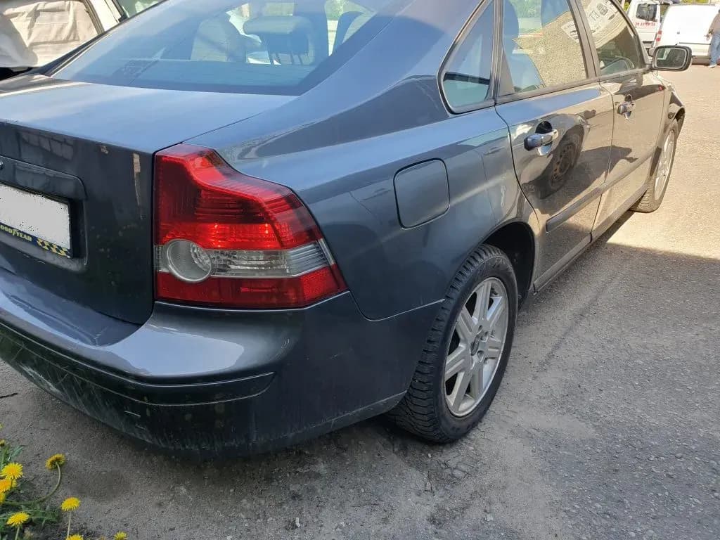 Foto van de gedemonteerde auto 3