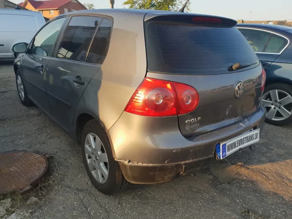 Foto van de gedemonteerde auto 4
