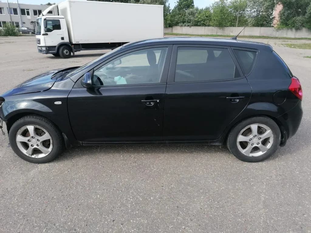Foto van de gedemonteerde auto 3