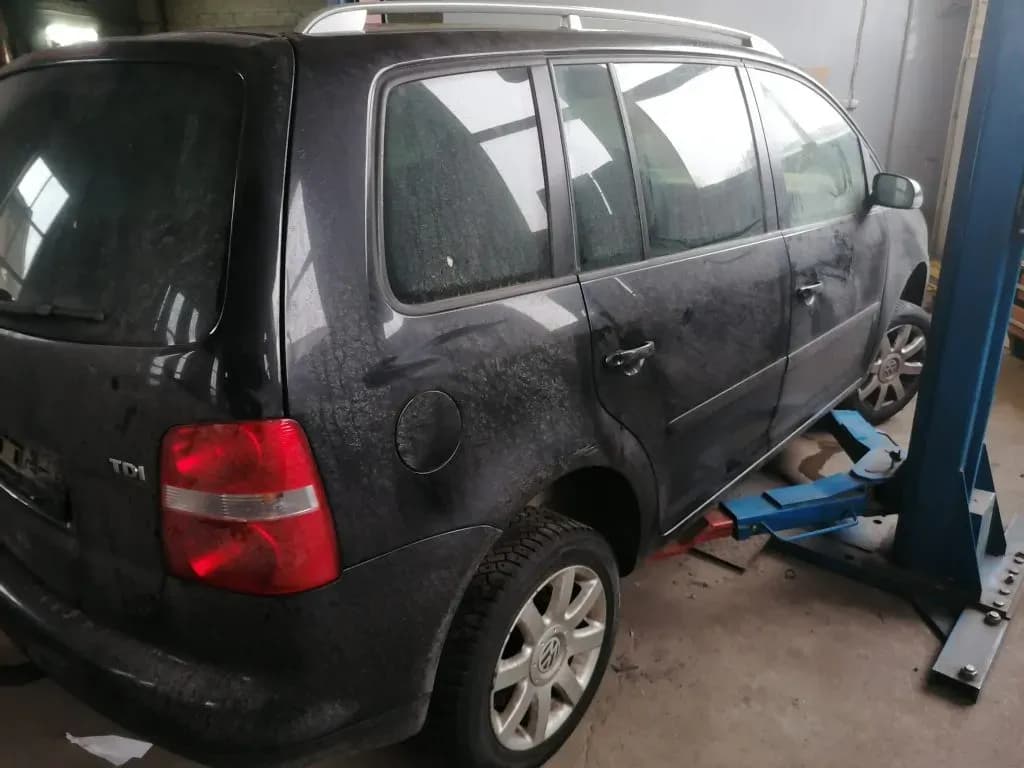Foto van de gedemonteerde auto 4