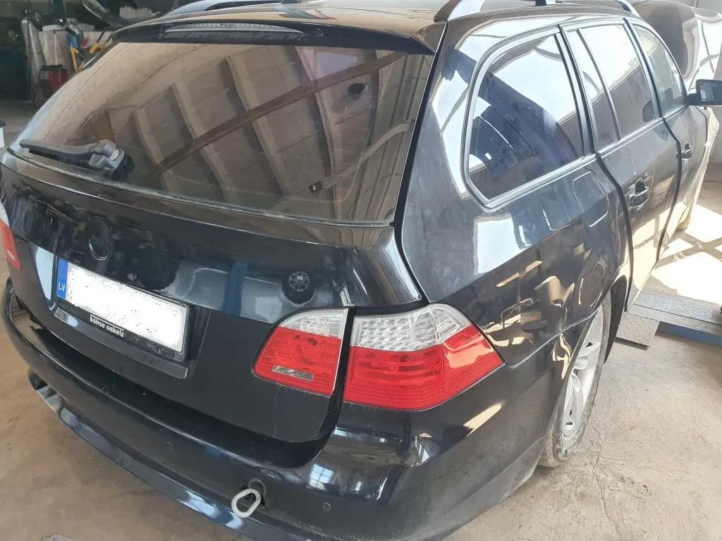 Foto van de gedemonteerde auto 2