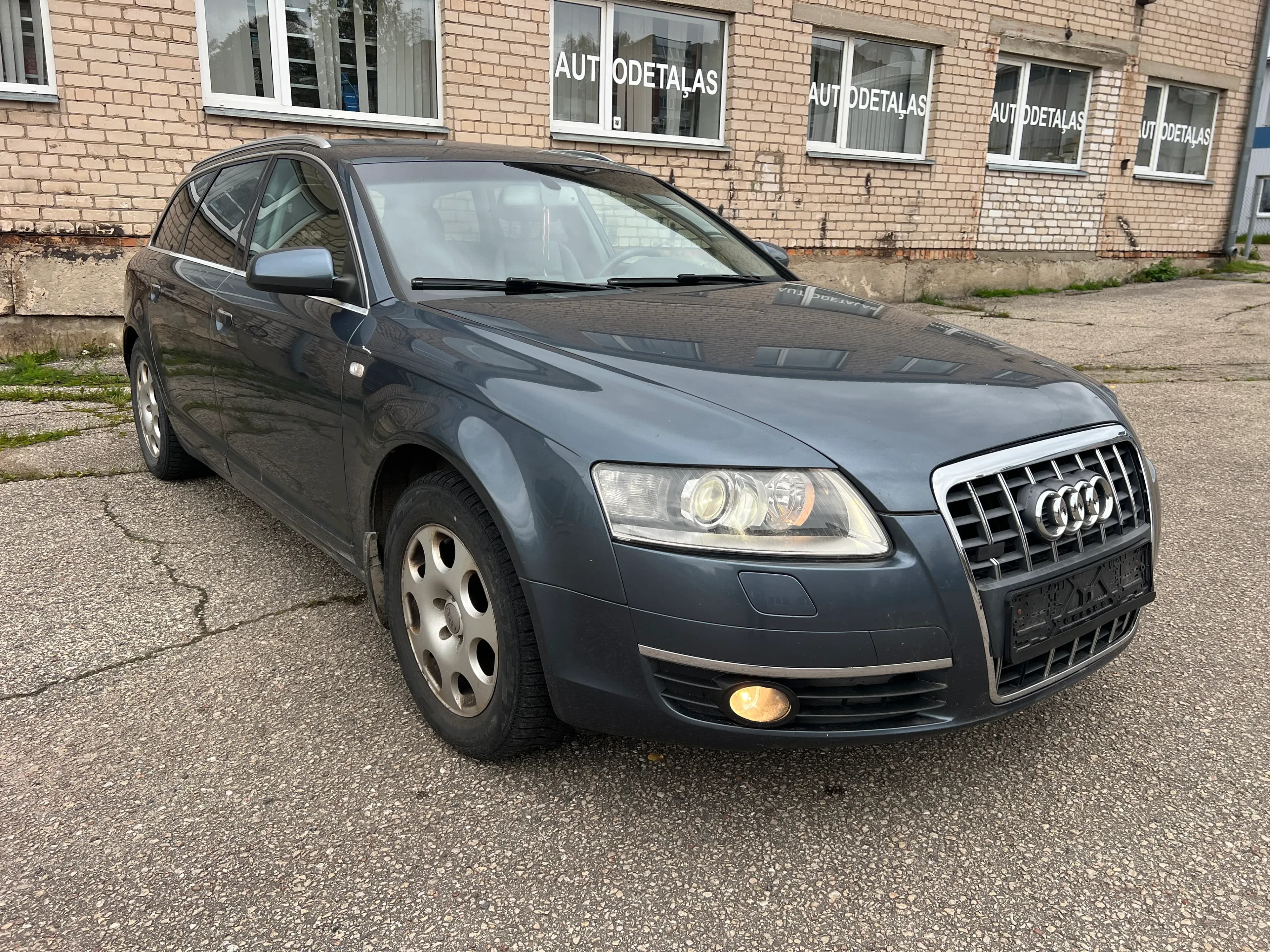 Foto van de gedemonteerde auto 4