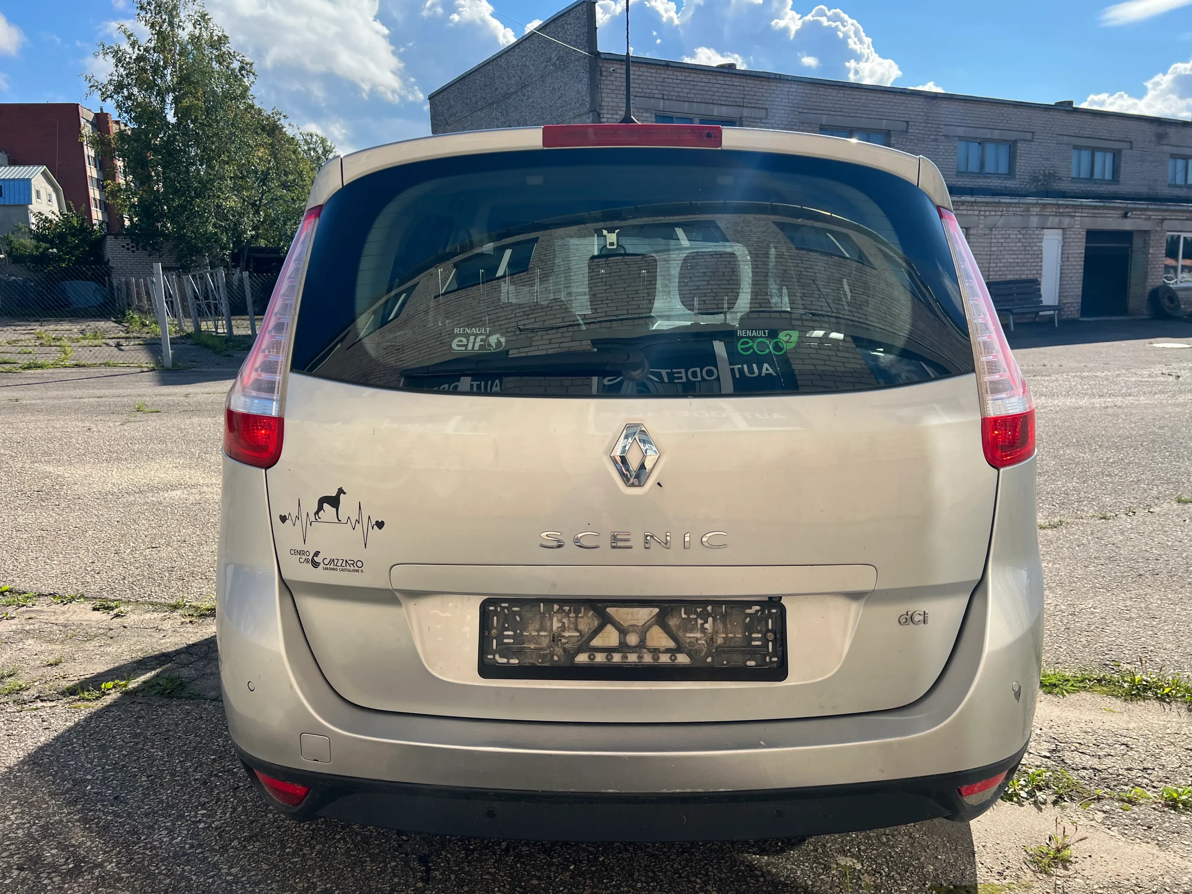 Foto van de gedemonteerde auto 5