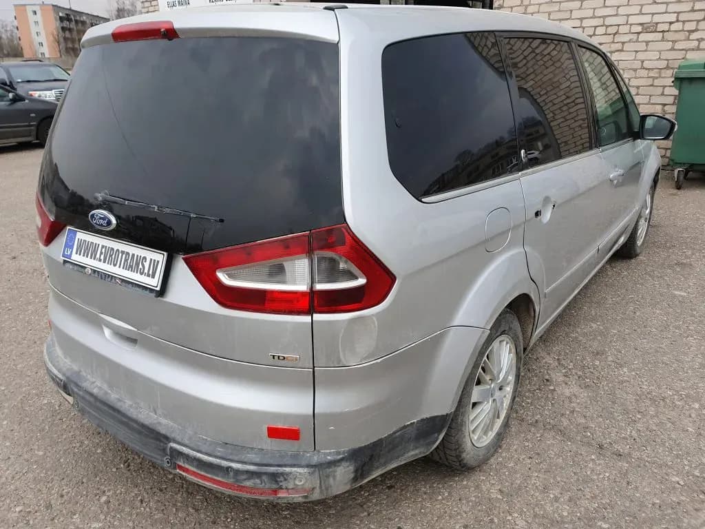 Foto van de gedemonteerde auto 4