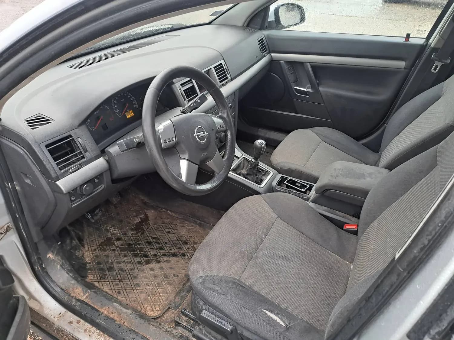 Foto van de gedemonteerde auto 4